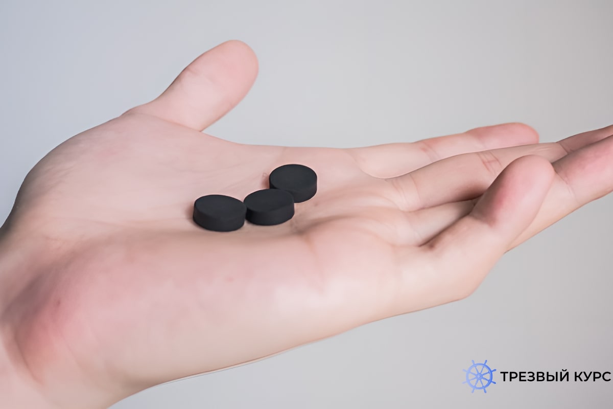 На руке лежит уголь